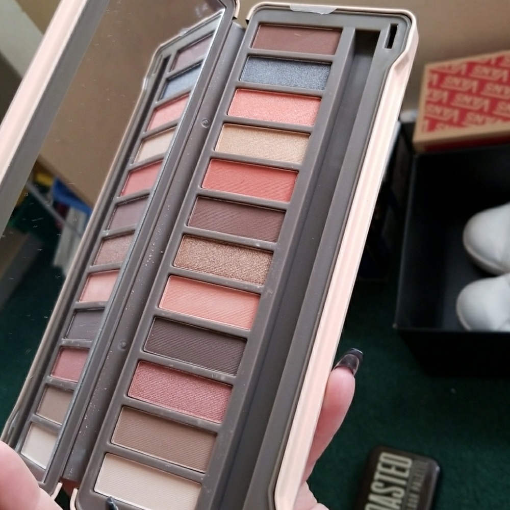 Eyeshadow - Picture 3 of 3